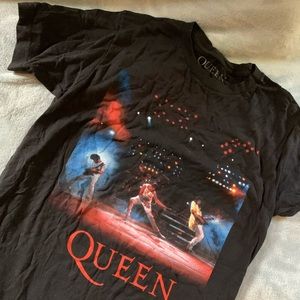 “Queen” band tshirt